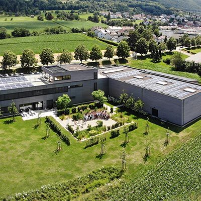 Firmengebäude und Belegschaft von oben