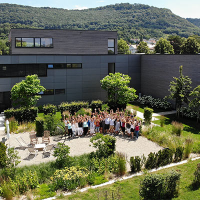 Firmengebäude und Belegschaft von oben