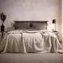 Wende-Tagesdecke über einem Bett in der Farbe grau in der Größe 220x250 cm