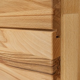 Detailaufnahme des handwerklich perfekt verarbeiteten Massivholzes