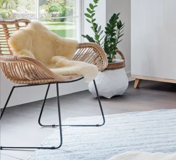 Natürliches Lammfell über einem Stuhl im Babyzimmer
