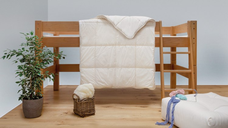 Kuschelige Kinderbettdecke mit bauschig weicher Schafschurwolle
