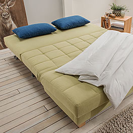 Das Schlafsofa ist optional auch mit Fußvariante in Buche, wengefarbig erhältlich