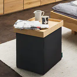 Hocker mit praktischem Holztablett - ein echter Alleskönner!