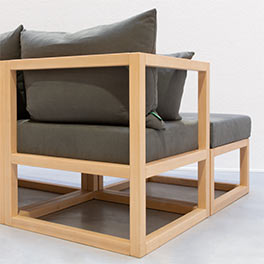 Die Rahmenkonstruktion verleiht dem Sofa seinen modernen Stil