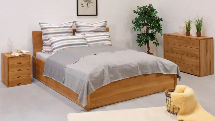 Wende-Tagesdecke über einem Bett in der Farbe grau in der Größe 220x250 cm