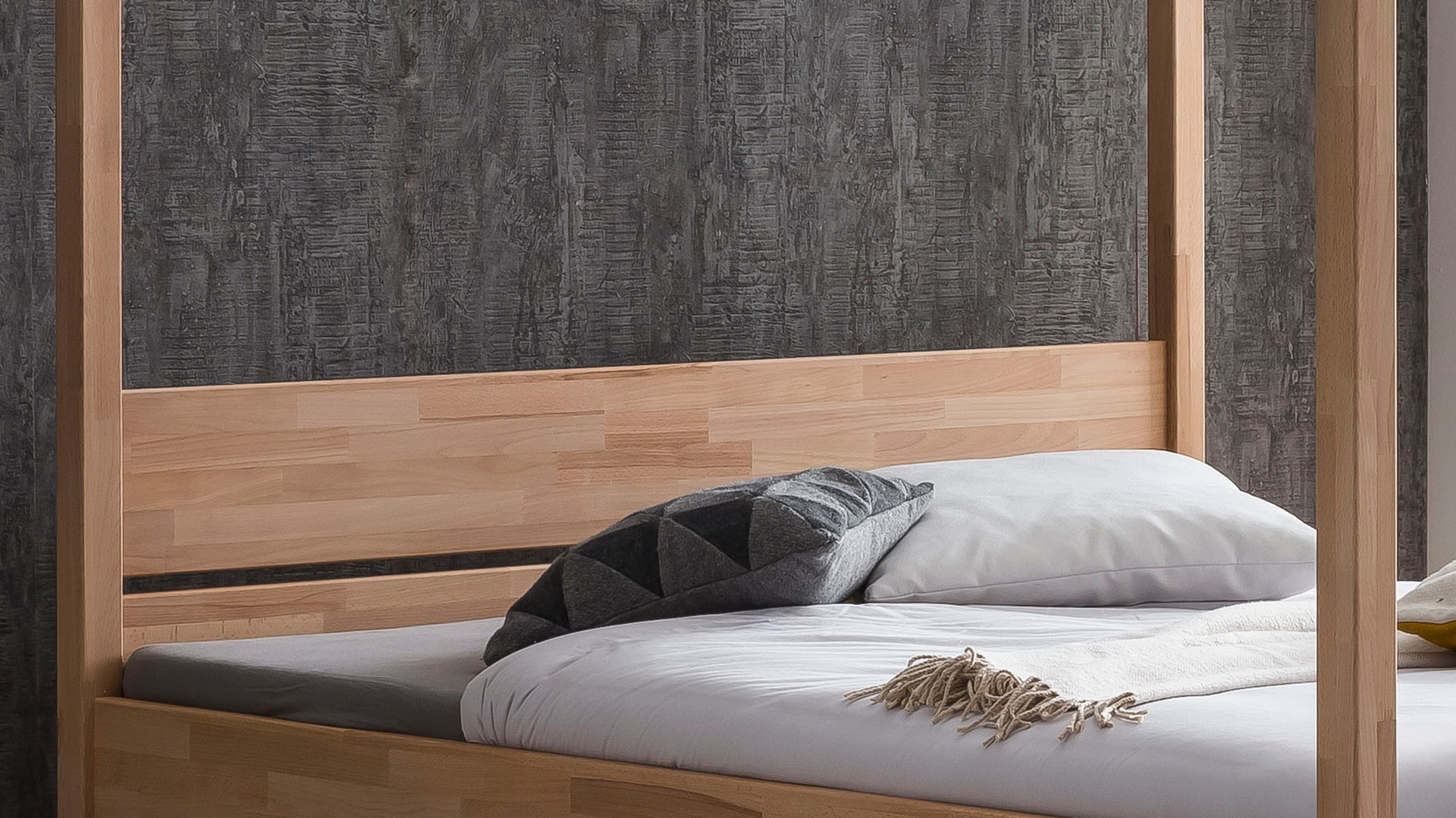 Himmelbett "Aliso" - massive Kernbuche