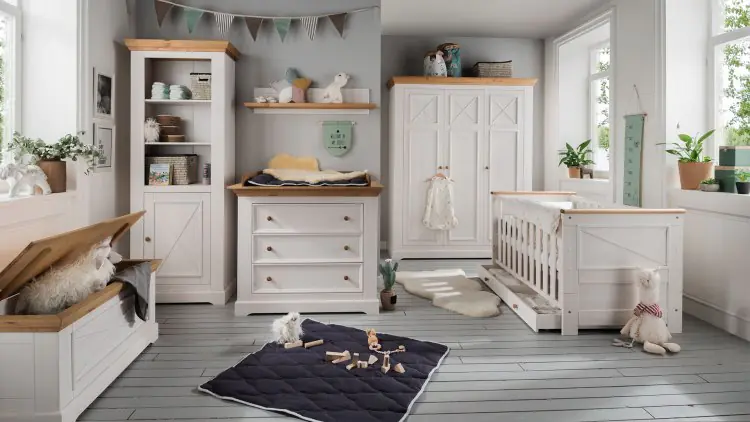 Geräumiger Babyzimmer-Kleiderschrank mit 3 Türen