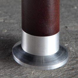 Säulenfüße aus Buche mit Aluminium-Abschluss