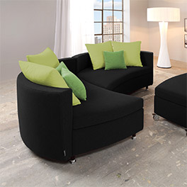 Couchlandschaft in Stoffart Tango, Korpus in schwarz, große Kissen in pastellgrün, kleine Kissen in farn