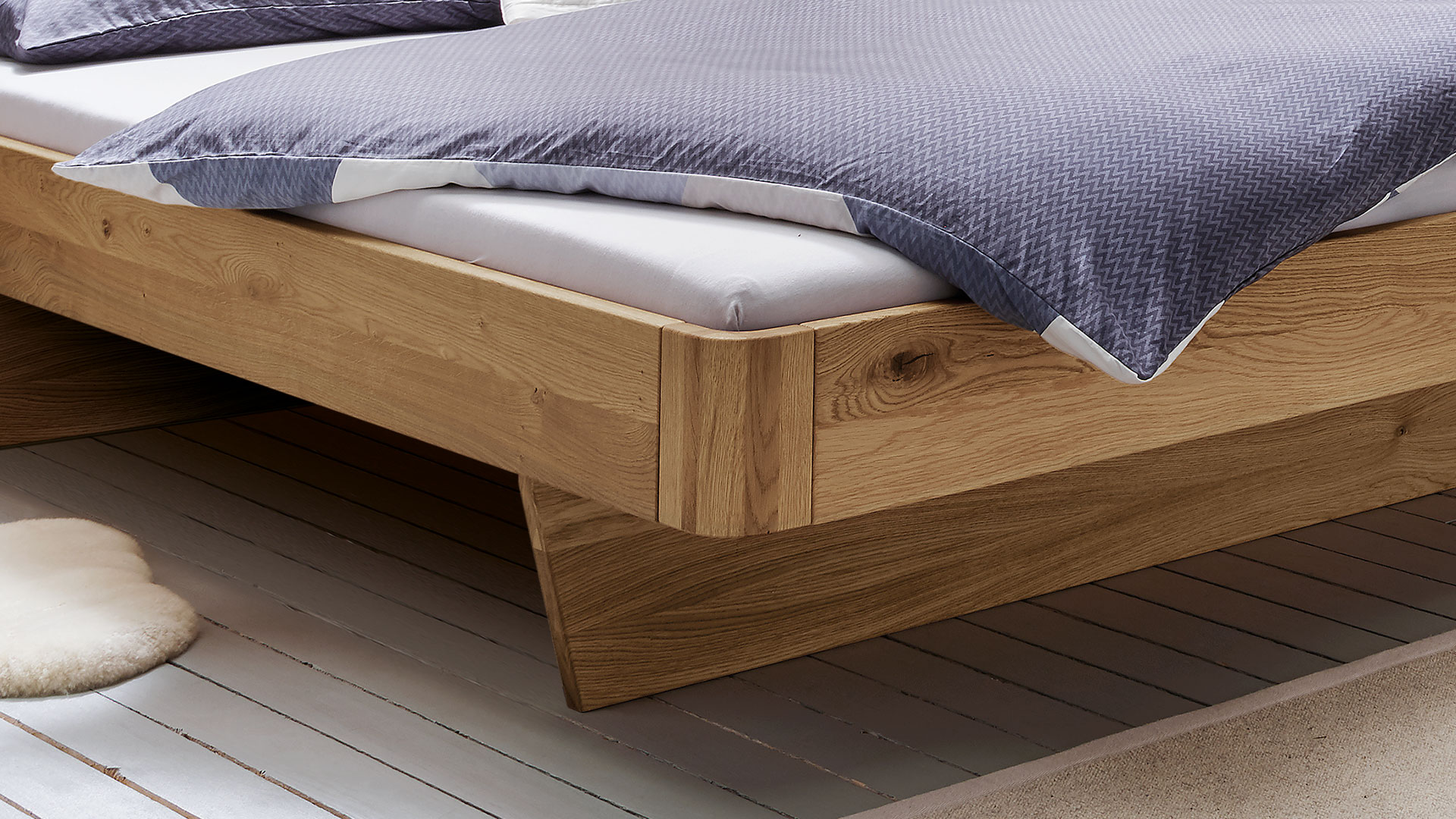 Schwebebett "Svariata" - Das Design-Highlight aus Massivholz